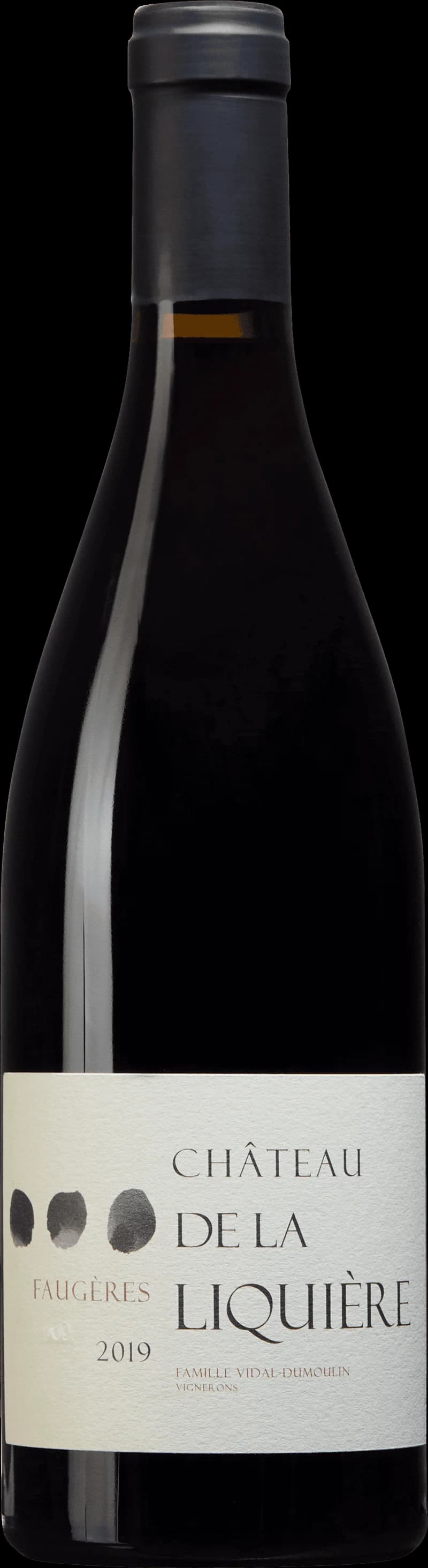 Flaska med Château de la Liquière Faugères rött vin mot en mörk bakgrund.