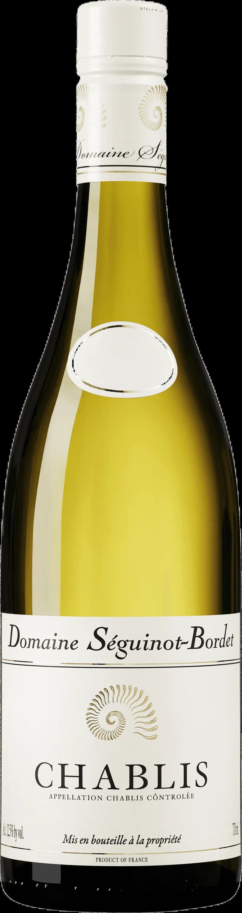 Ett glas kallt chablis vitt vin på ett bord.