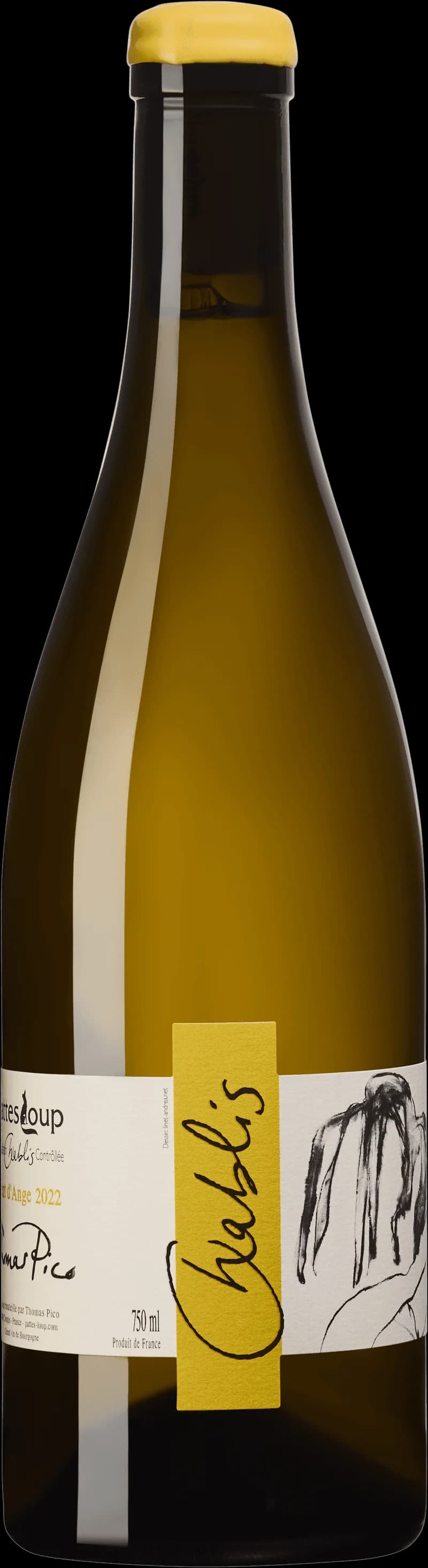 Ett glas Chablis vitt vin på ett bord.