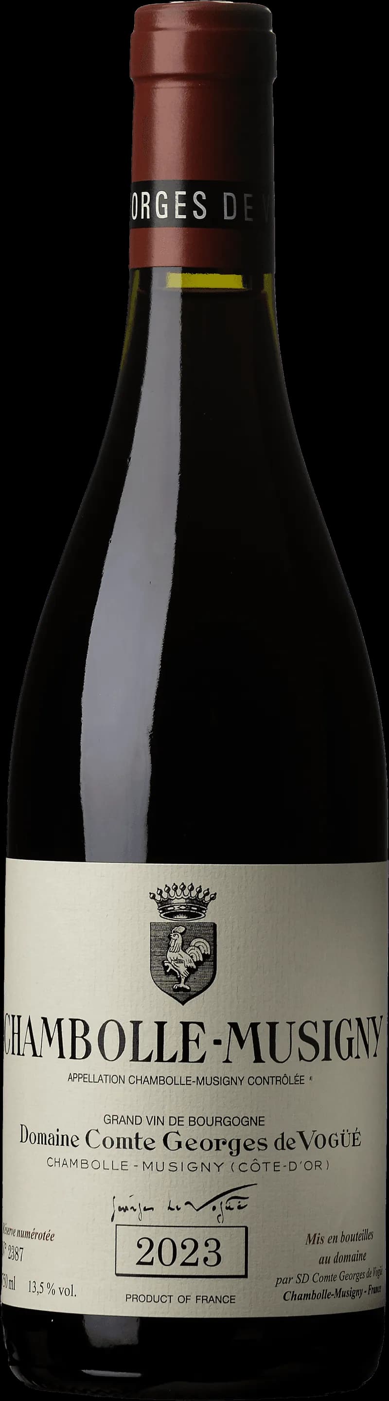 Flaska av rött vin från Chambolle-Musigny på en träbänk.