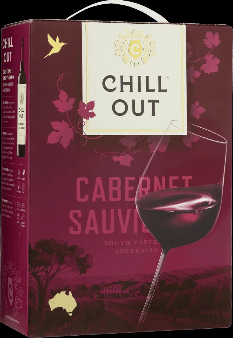 Chill Out rött vin i ett vinglas på en rustik träbänk