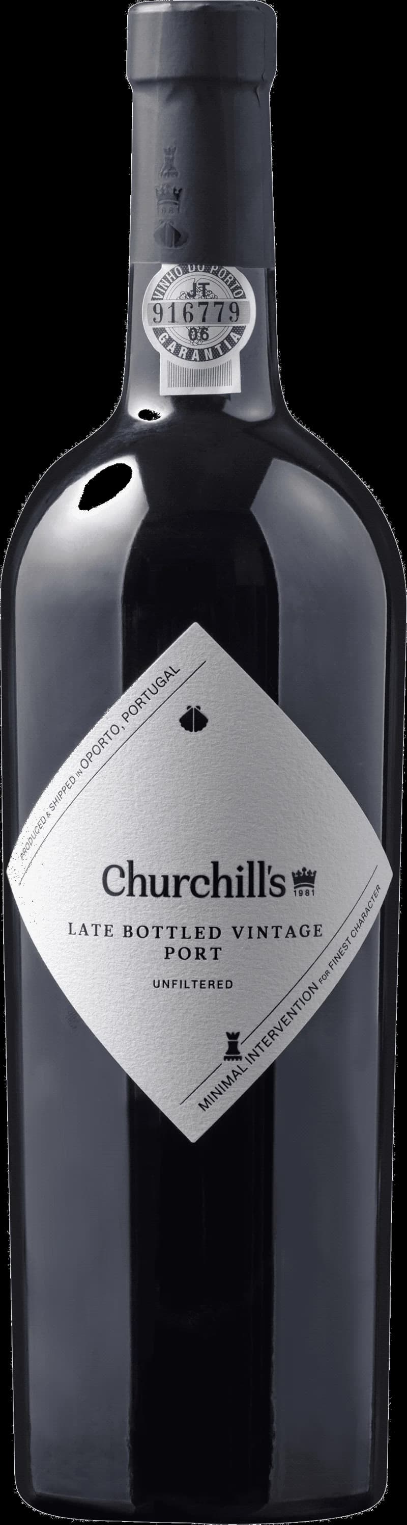 Flaska av Churchill's starkvin på en träbänk med vinglas i bakgrunden.