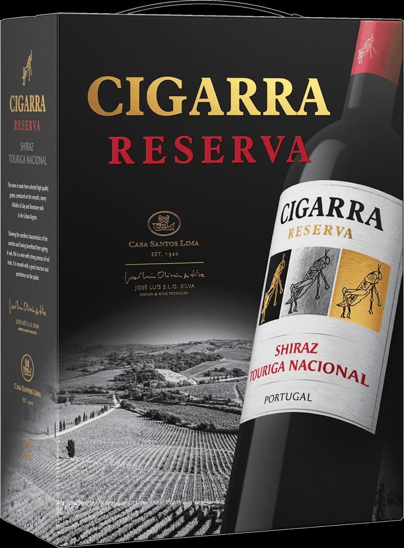 Flaska av rött vin från Cigarra på en bordsservering.