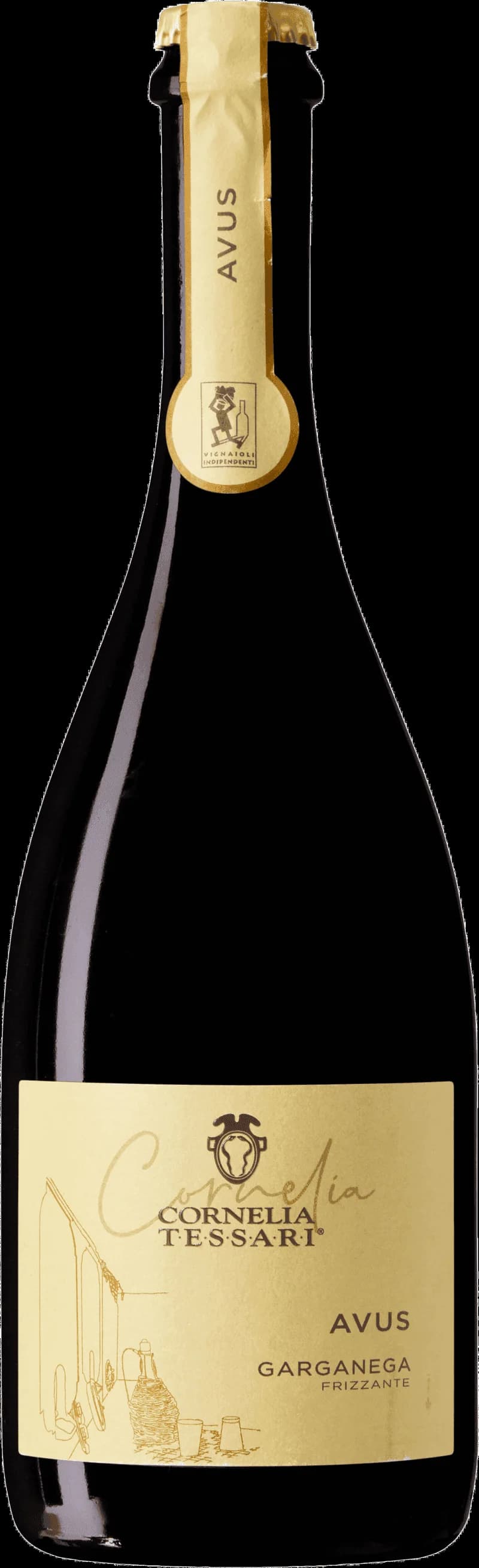 Cornelia Tessari håller ett glas mousserande vin framför en vinranka.