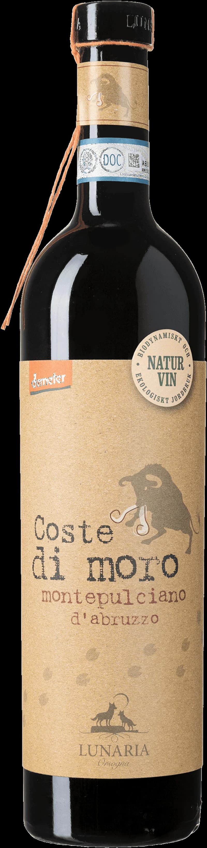 Flaska av Coste di Moro rött vin mot en mörk bakgrund.
