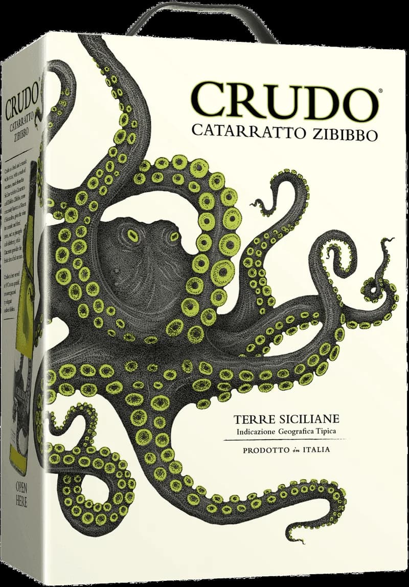 Tallrik med crudo och ett glas vitt vin på en bordsduk