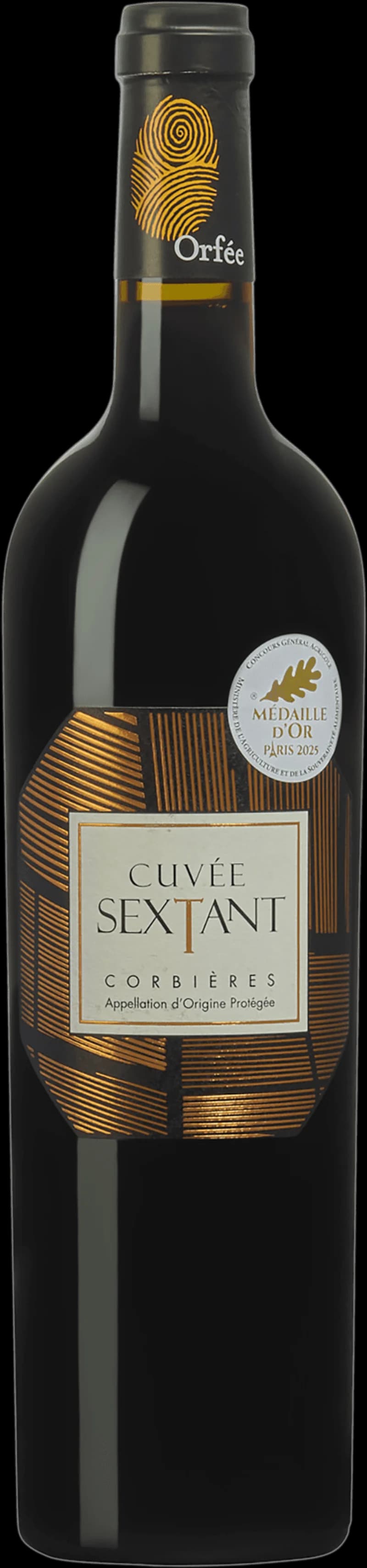Flaska av Cuvée Sextant rött vin mot mörk bakgrund