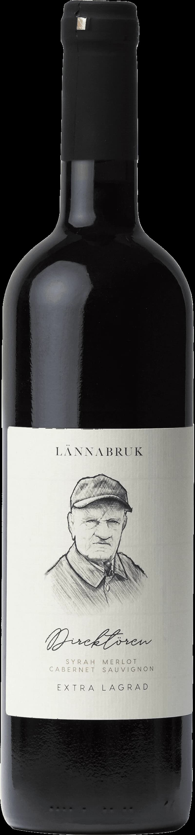Flaska med Direktören rött vin mot neutral bakgrund.