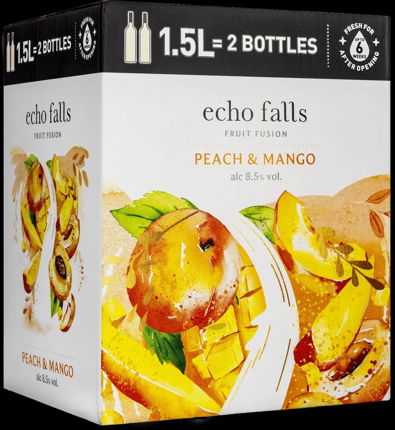 Flaska med Echo Falls smaksatt vin och fruktvin på en bricka.