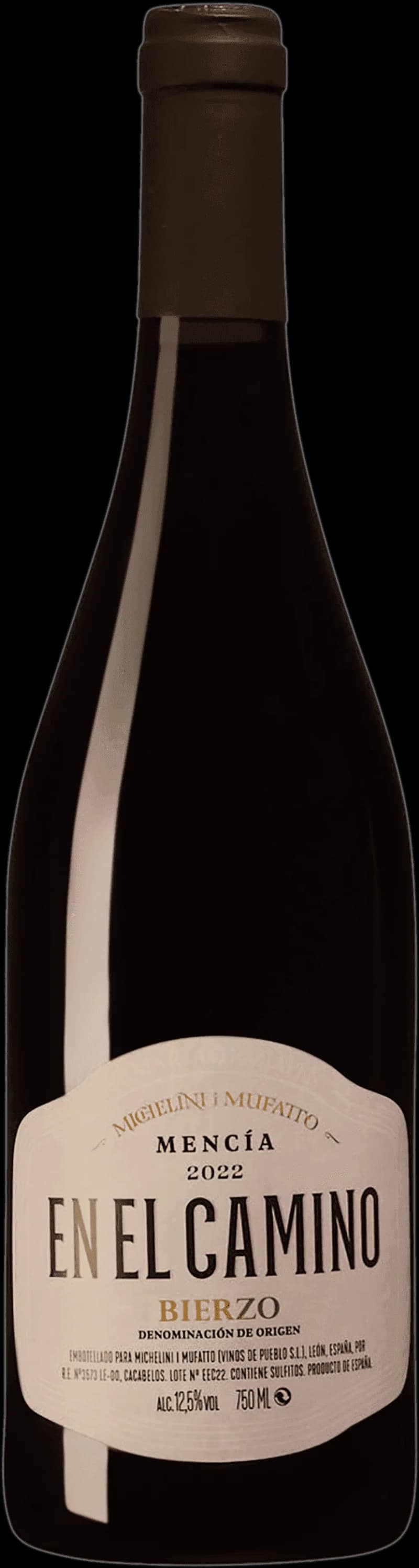 Flaska av rött vin En El Camino på en bordsservering.