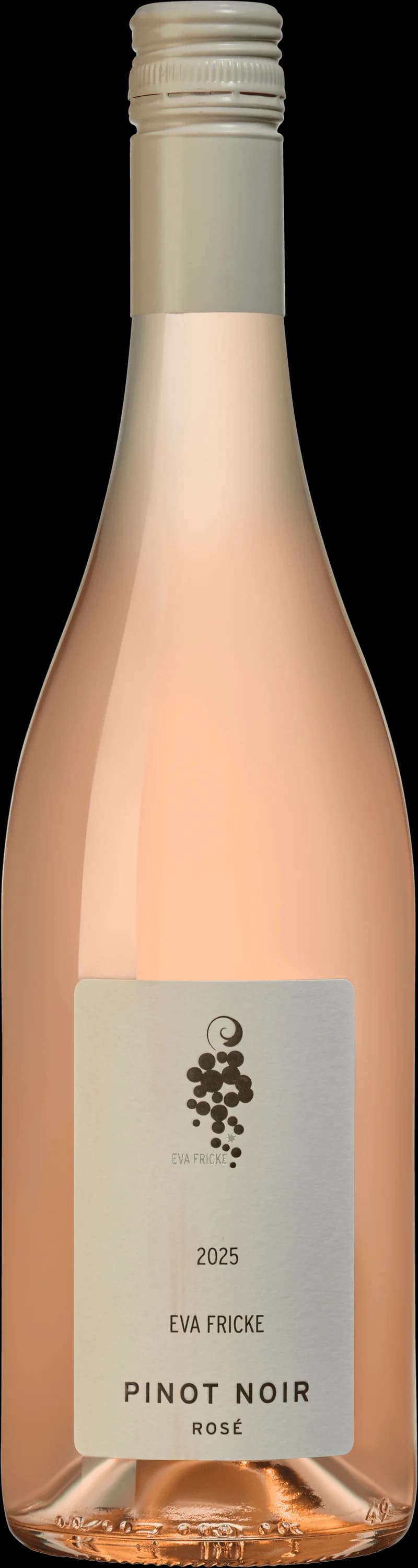 Eva Fricke rosévin i ett vinglas mot en ljus bakgrund
