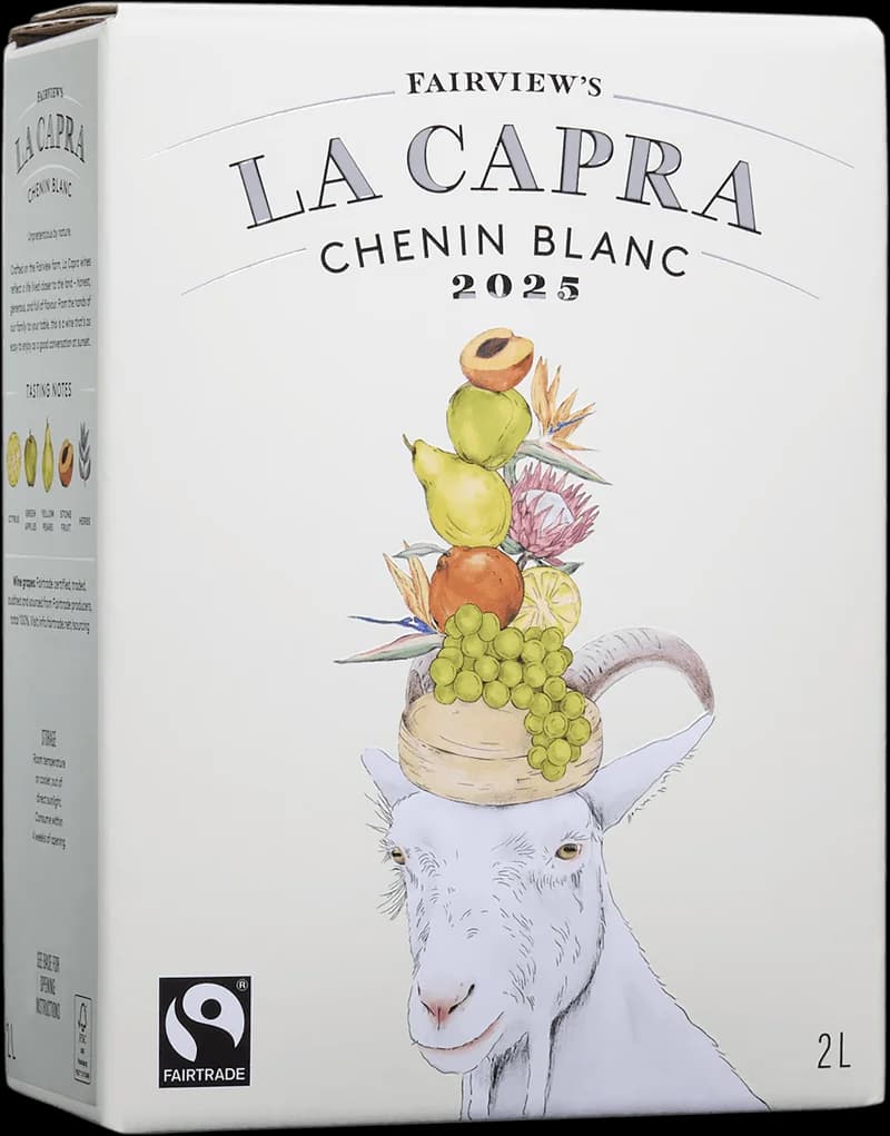 Flaska av Fairview S La Capra vitt vin på bordet.