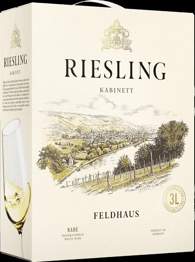 Feldhaus vitt vin i ett vinglas på en ljus bakgrund.