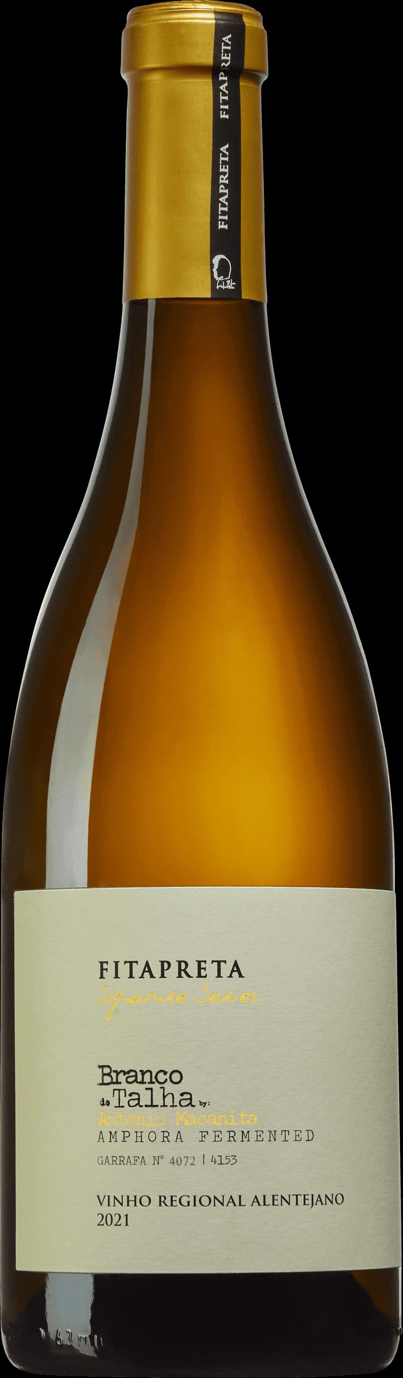 Flaska av Fitapreta vitt vin mot en neutral bakgrund.