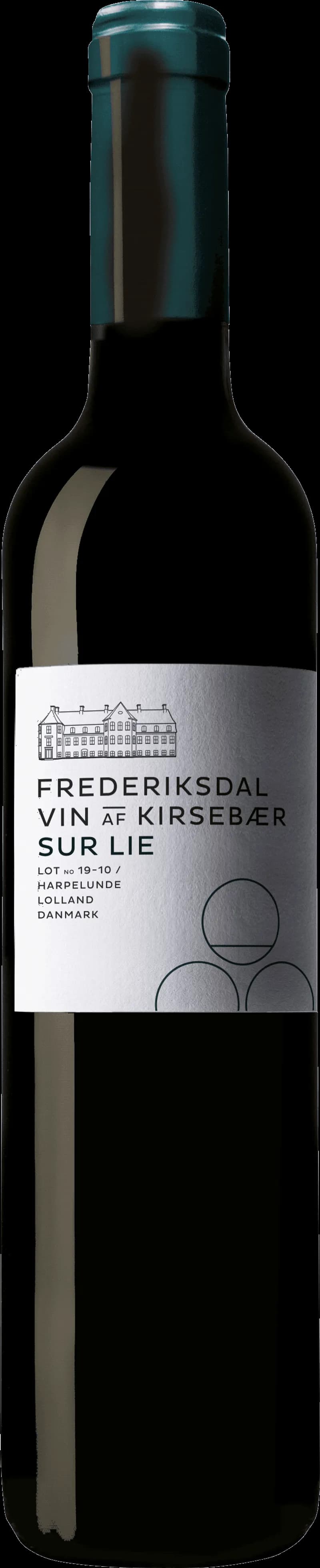 Frederiksdal Kirsebærvin smaksatt vin och fruktvin i en flaska med etikett.