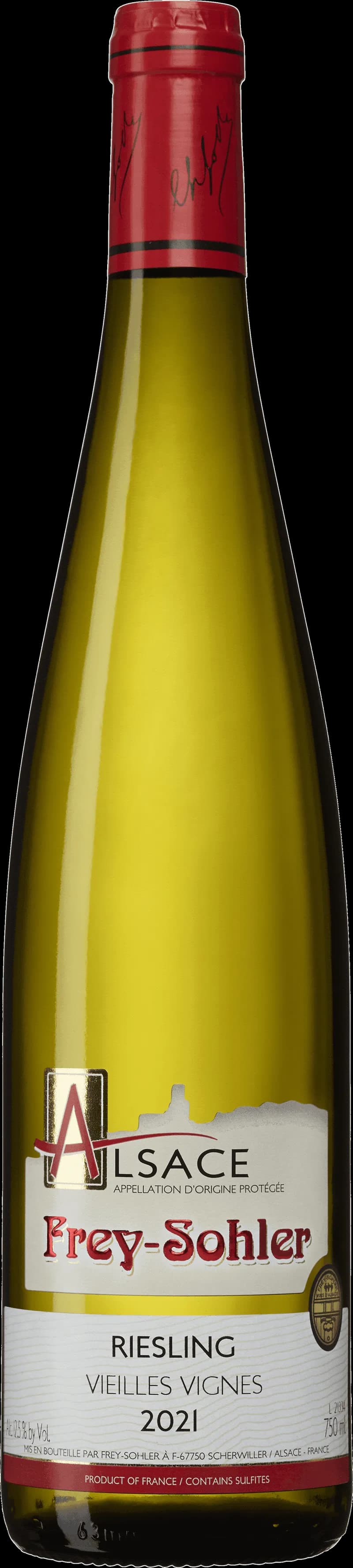 Frey Sohler vitt vin i ett vinglas mot en ljus bakgrund.