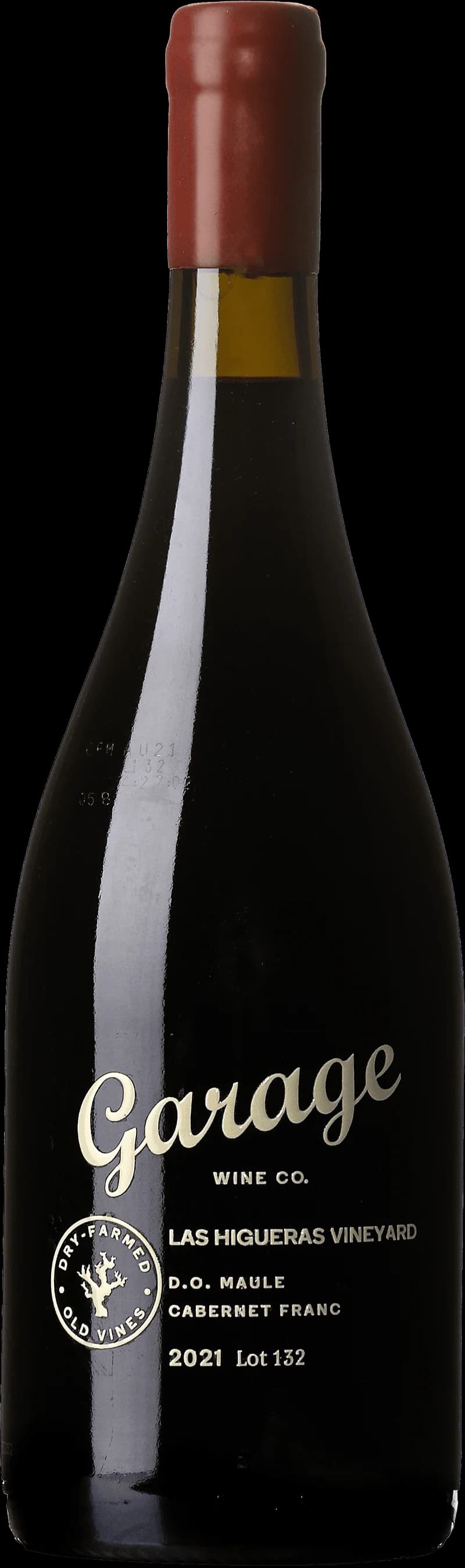 Flaska rött vin från Garage Wine på en rustik träbänk.