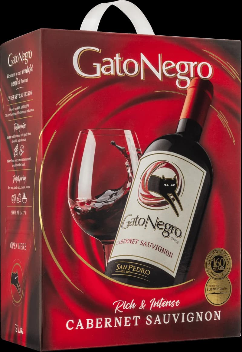 Flaska av rött vin Gato Negro mot en mörk bakgrund.