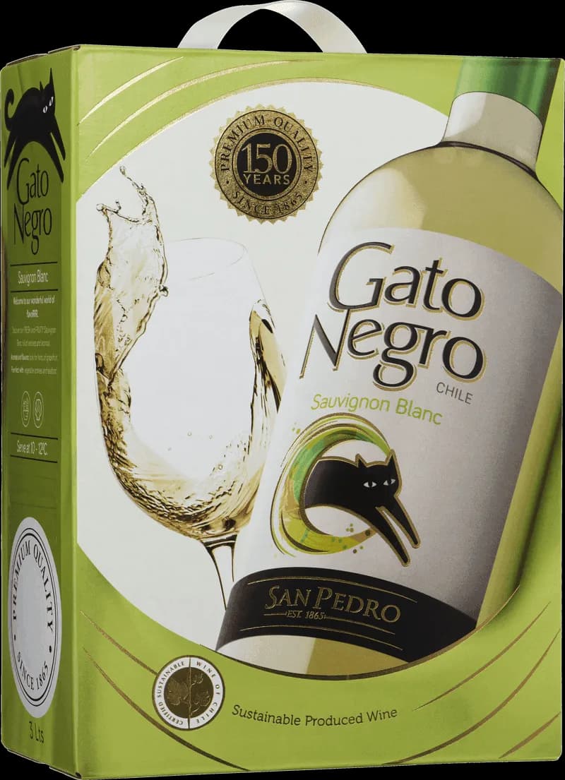 Flaska av Gato Negro vitt vin mot neutral bakgrund