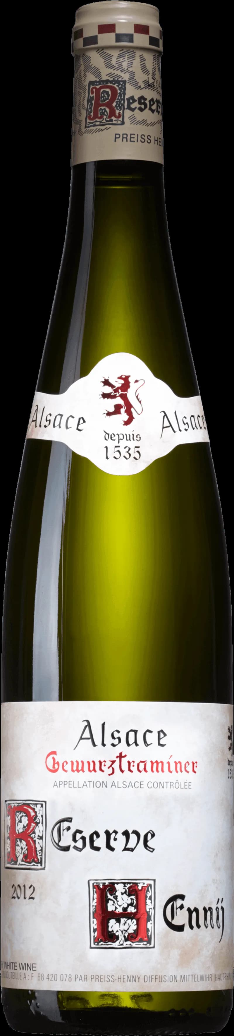 Ett glas fyllt med gyllene Gewürztraminer-vin mot en mörk bakgrund.