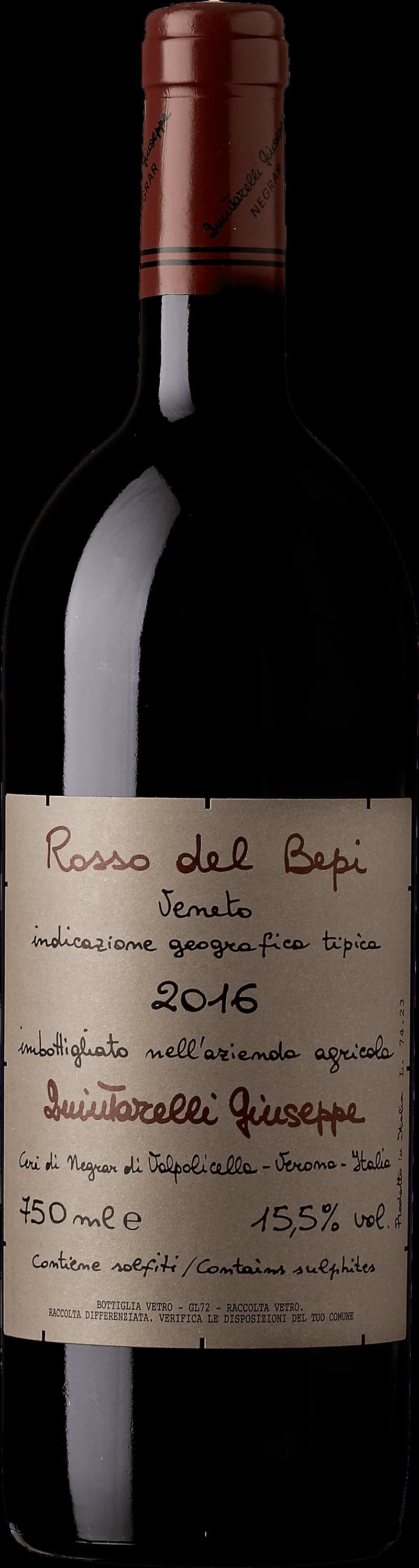 Flaska av Giuseppe Quintarelli rött vin mot mörk bakgrund