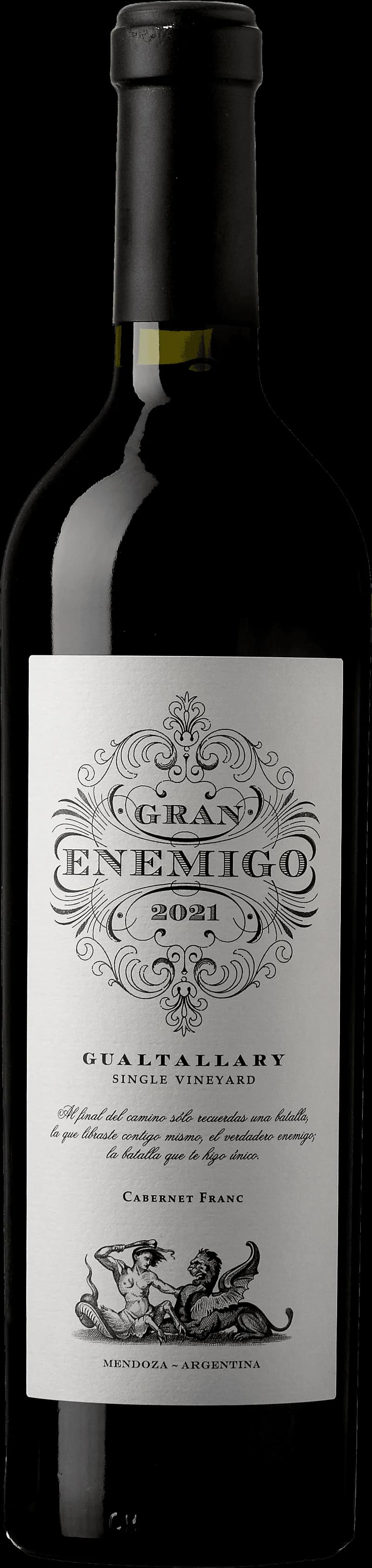 Flaska av rött vin Gran Enemigo på en träbänk med vinglas i bakgrunden.