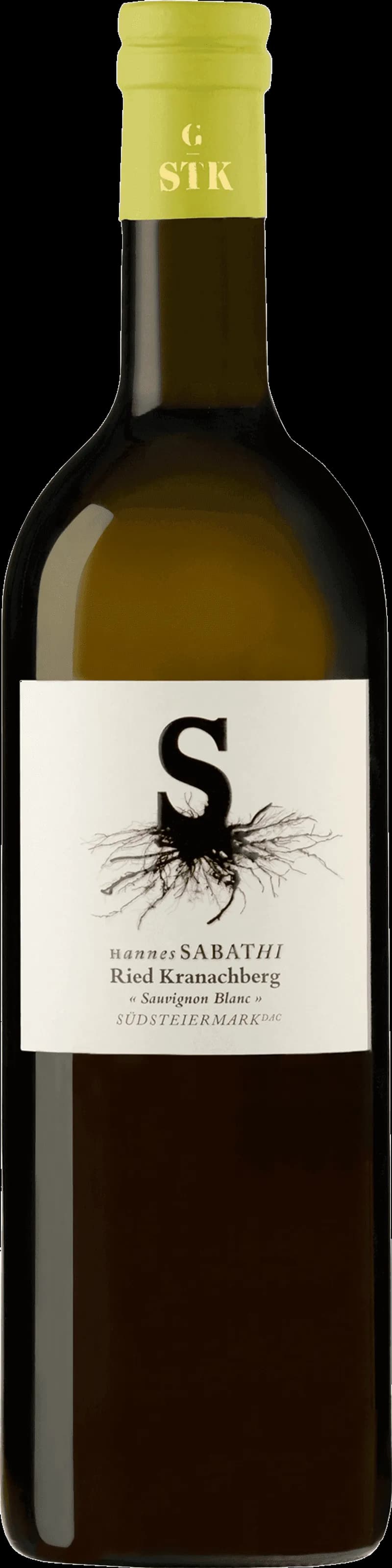 Hannes Sabathi vitt vin i ett vinglas mot en neutral bakgrund.