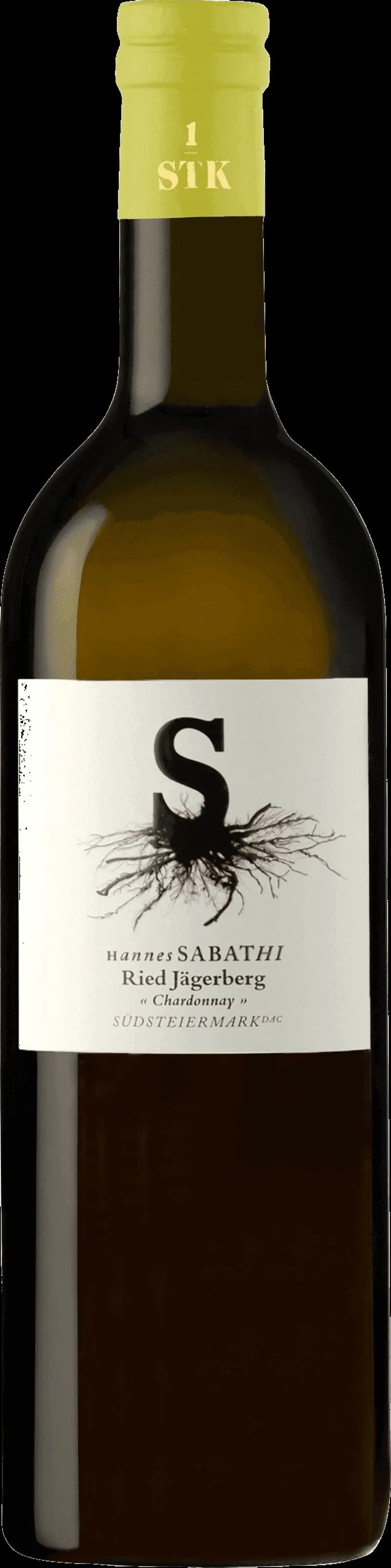 Hannes Sabathi vitt vin i ett vinglas mot en ljus bakgrund