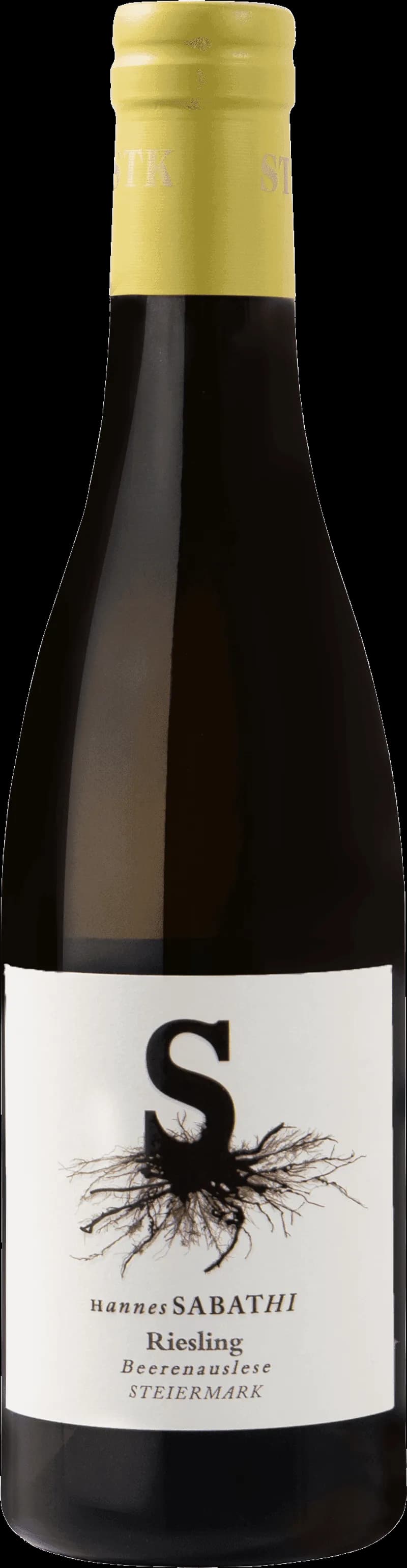 Hannes Sabathi vitt vin i ett vinglas mot en ljus bakgrund.