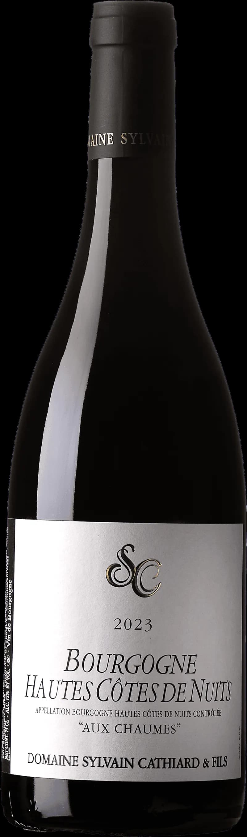 Hautes Côtes de Nuits Aux Chaumes rött vinflaska på bordet.