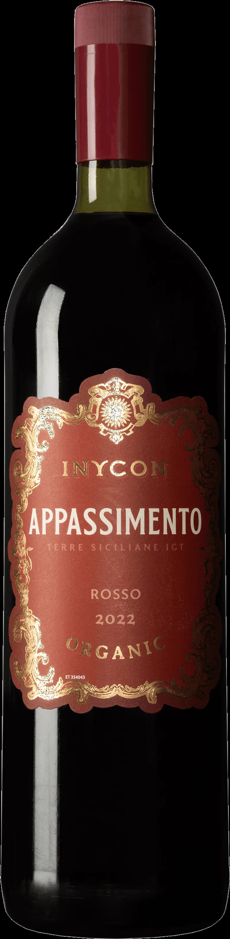 Flaska med Inycon rött vin mot en mörk bakgrund.