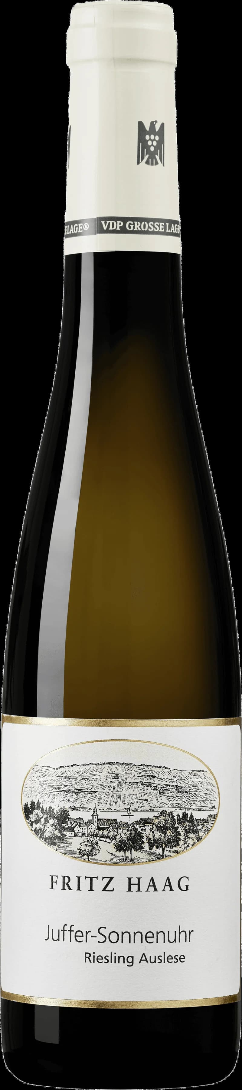 Flaska av vitt vin från Juffer Sonnenuhr på en träbänk med vingård i bakgrunden.