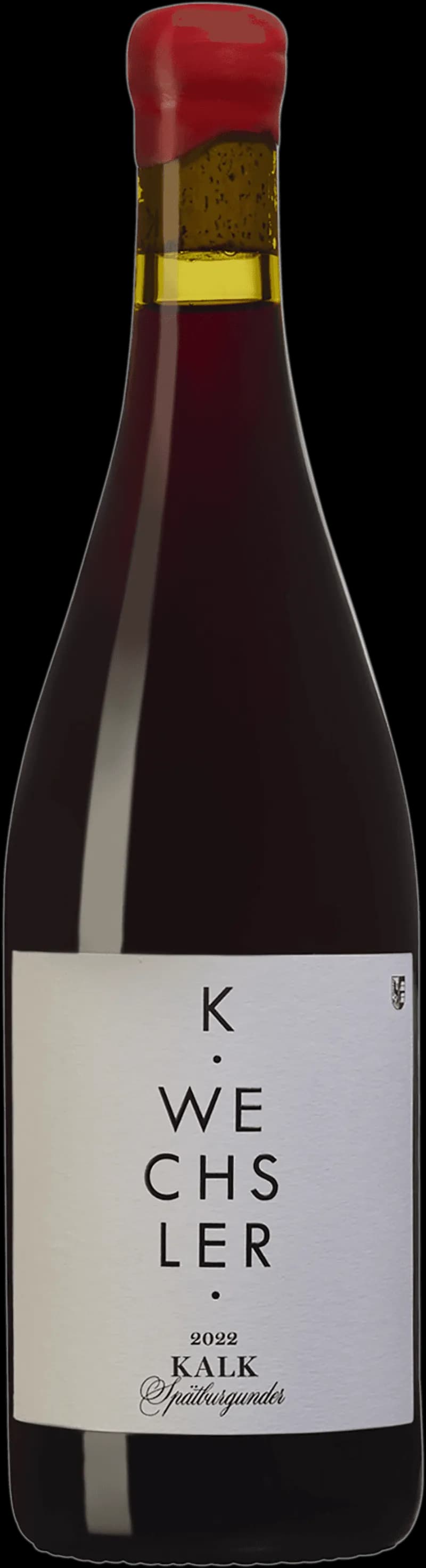 Katharina Wechsler håller ett glas rött vin mot en mörk bakgrund.