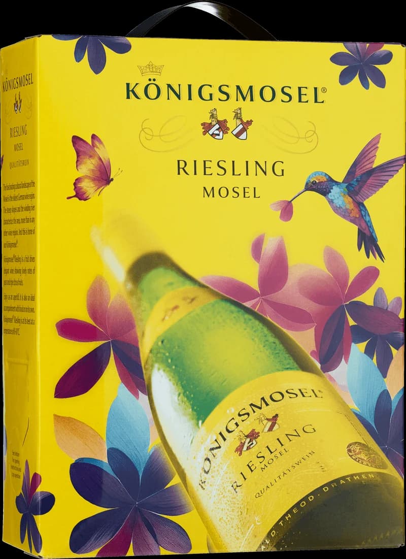 Flaska av Königsmosel vitt vin mot ljus bakgrund.