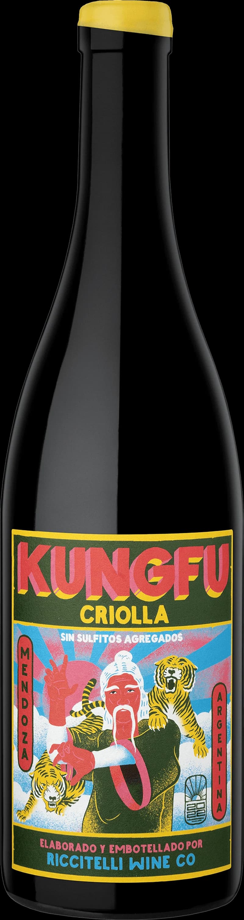 Flaska med rött vin märkt Kung Fu, stående mot en mörk bakgrund.