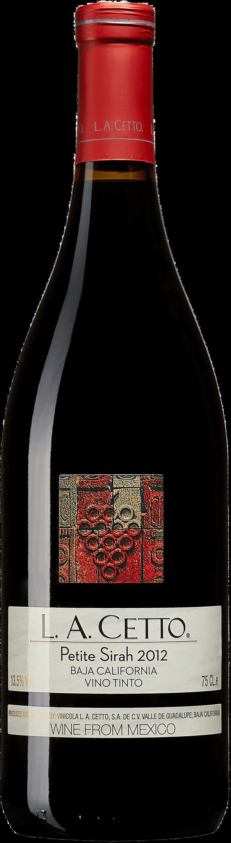 Flaska av rött vin från L.A. Cetto på en bordsservering.