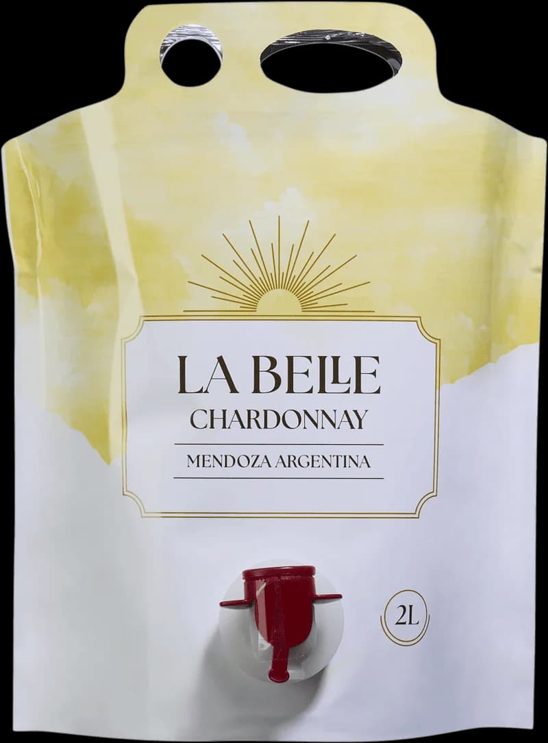 Flaska av La Belle Chardonnay vitt vin mot ljus bakgrund.