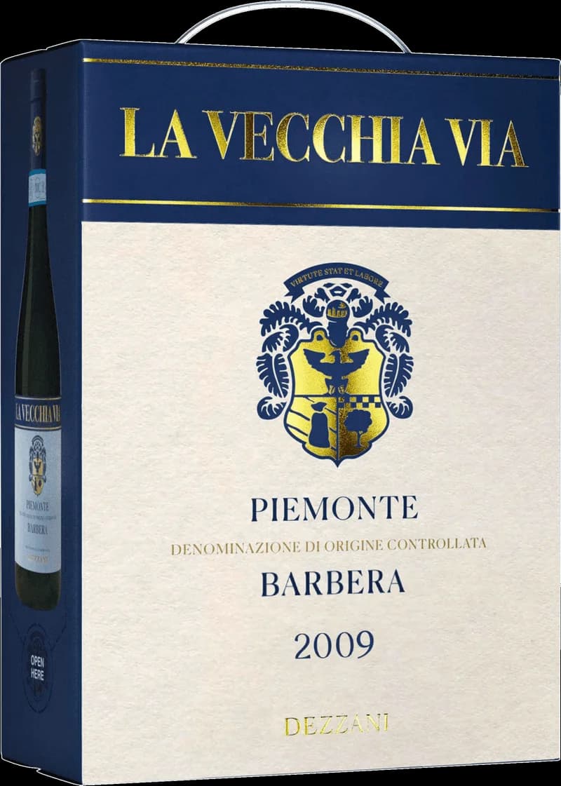 Flaska av rött vin La Vecchia Via på ett bord