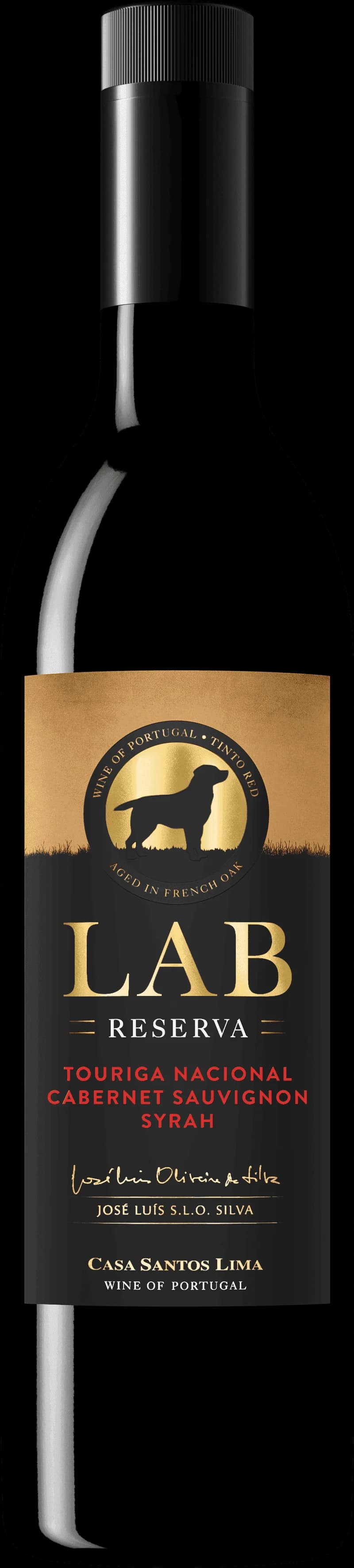 Ett glas rött vin på en träbänk med en etikett som visar en labrador retriever.