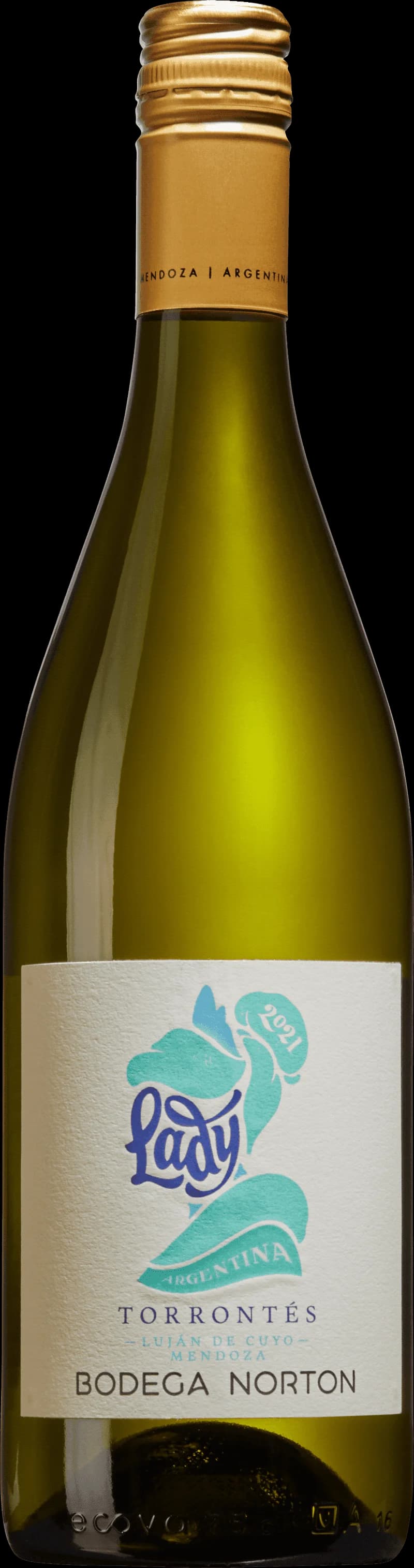 Elegant kvinna håller ett glas vitt vin framför en solnedgång.