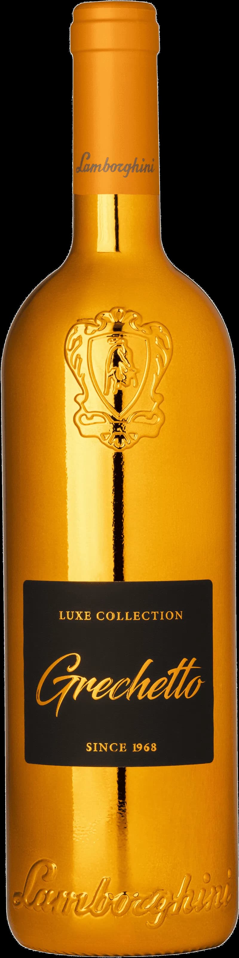 En flaska vitt vin bredvid en Lamborghini-bil, lyxig livsstil.