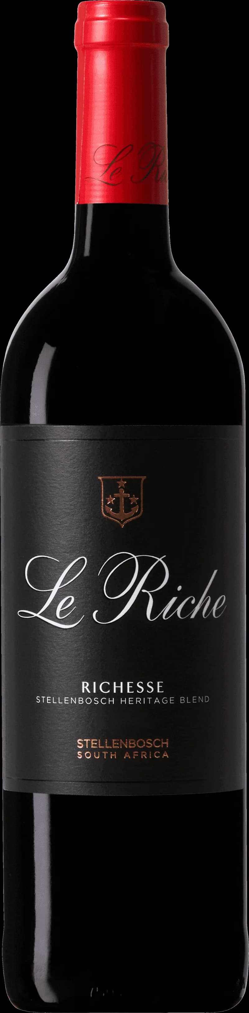Flaska av Le Riche rött vin mot en mörk bakgrund.