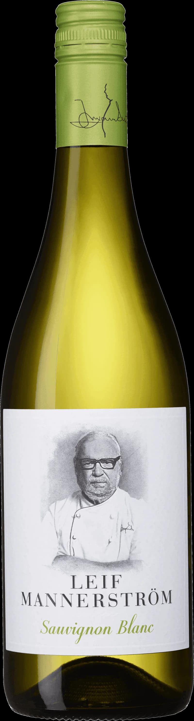 Leif Mannerström håller ett glas vitt vin framför en vinkällare.
