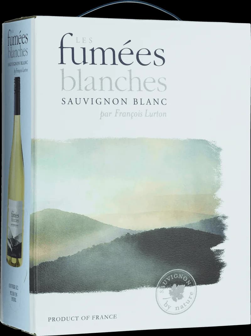 Flaska av vitt vin Les Fumées Blanches på en bordsduk.