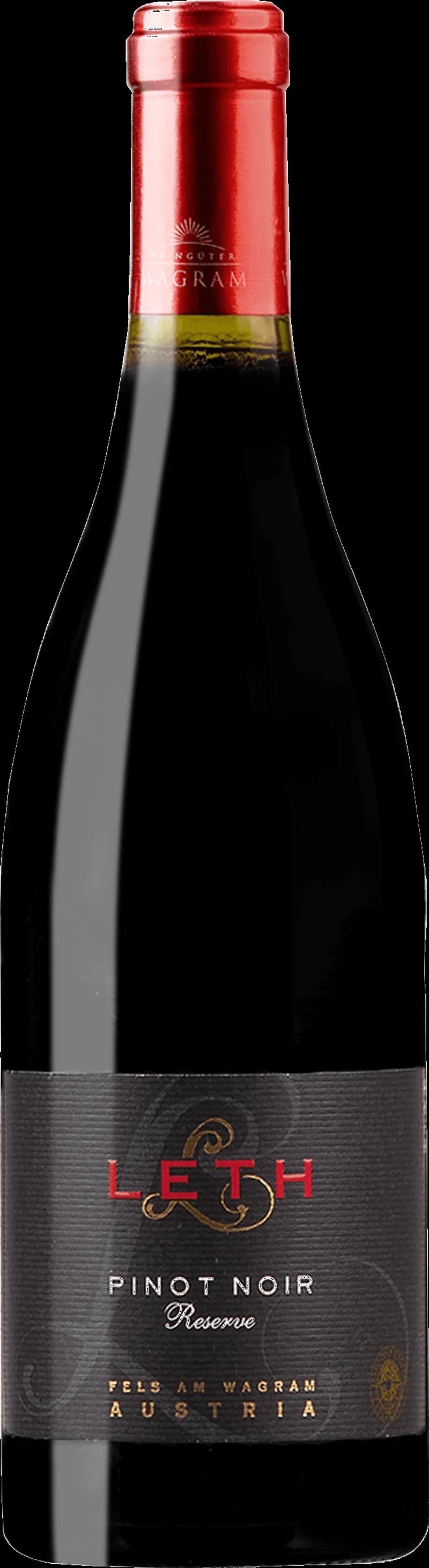 Ett glas lätt rött vin på ett bord.