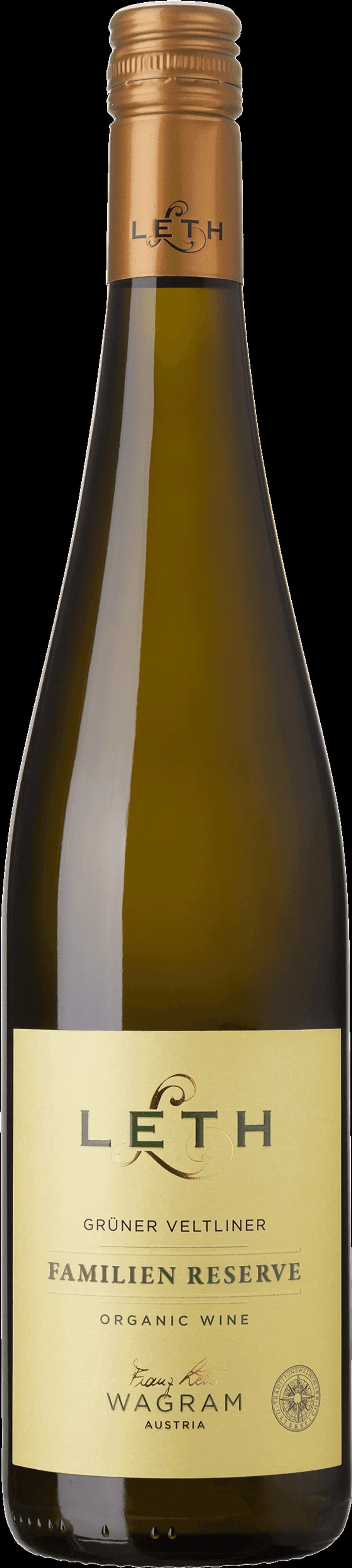Flaska Leth vitt vin på bordet med glas i bakgrunden.