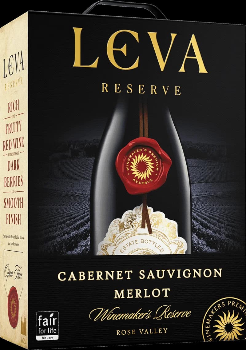 Flaska av Leva Reserve rött vin mot mörk bakgrund.