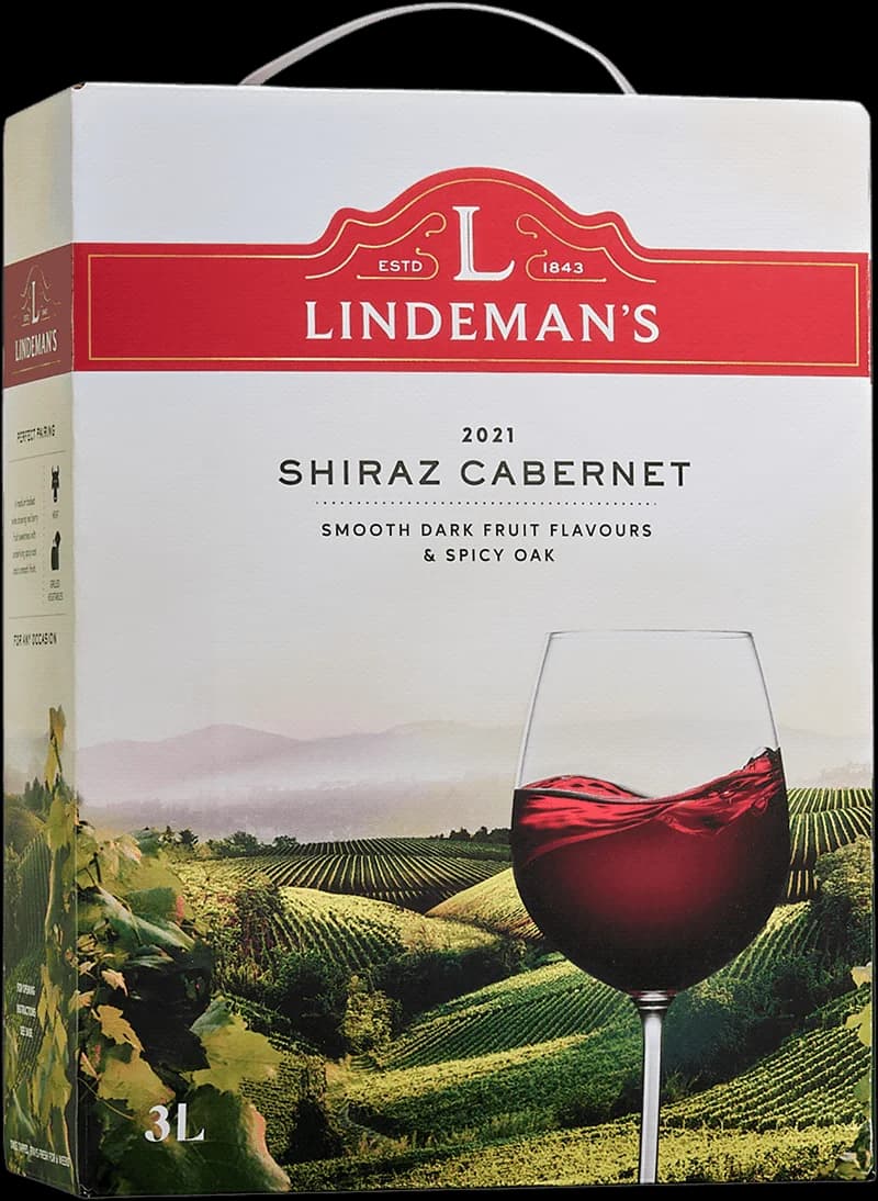 Flaska med Lindemans rött vin mot mörk bakgrund