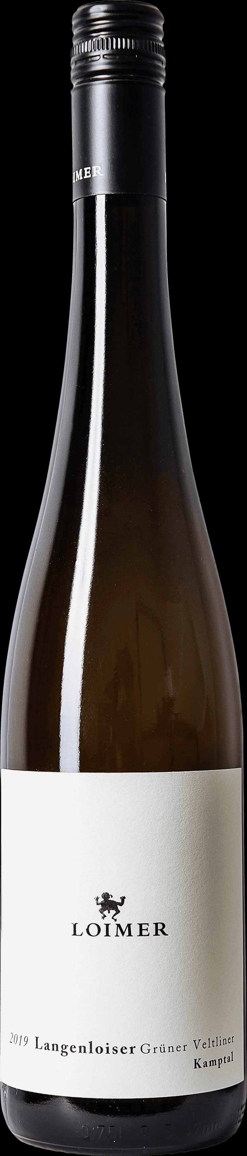 Flaska av Loimer vitt vin stående på ett bord med vinglas i bakgrunden.