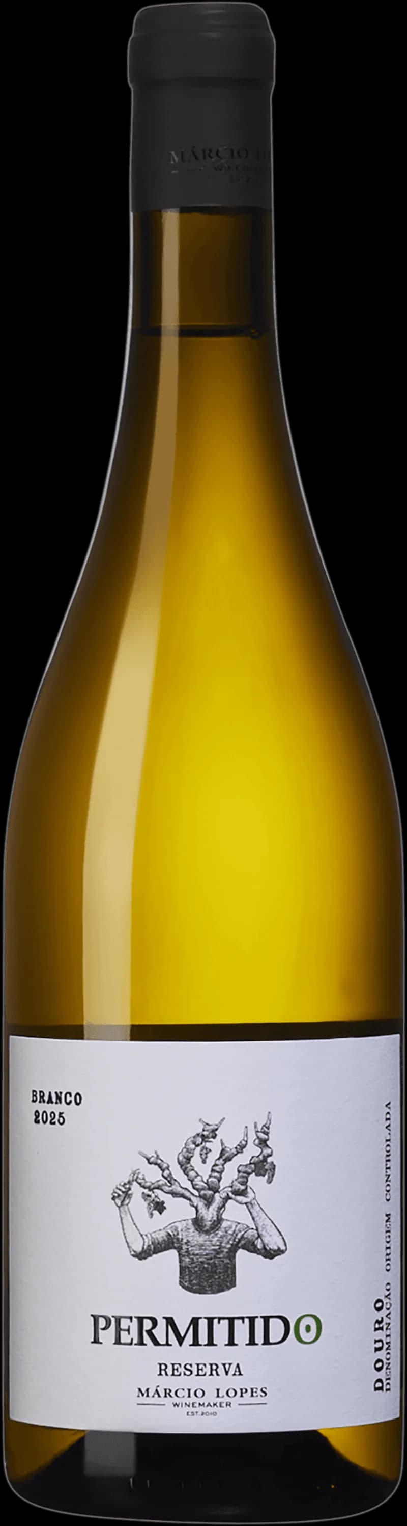 Márcio Lopes häller upp ett glas vitt vin i en vinkällare.